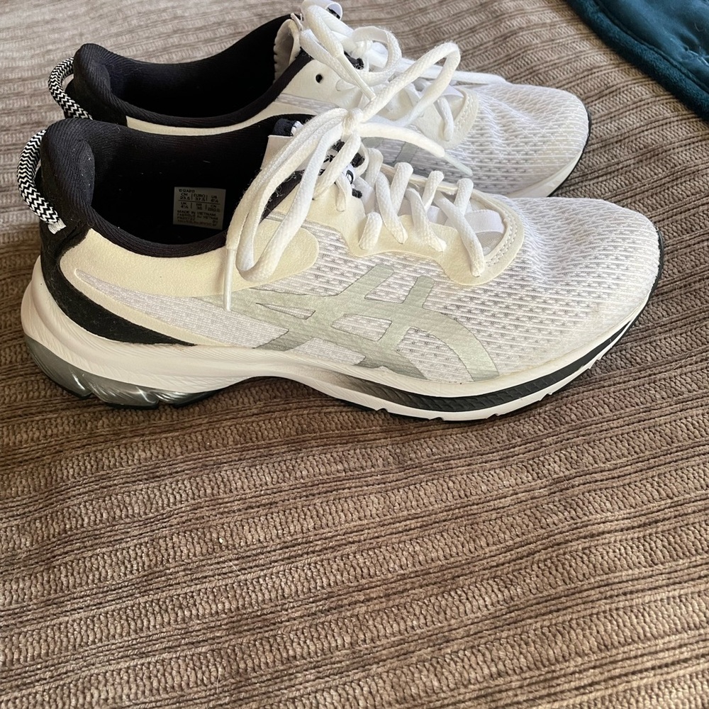 ASICS Women's Gel-Kumo Lyte 2 Running Shoes White and Black